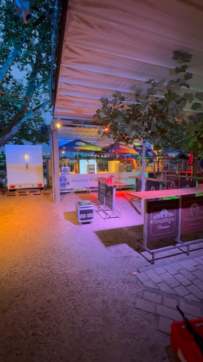Abendbetrieb der Container-Bar im Biergarten