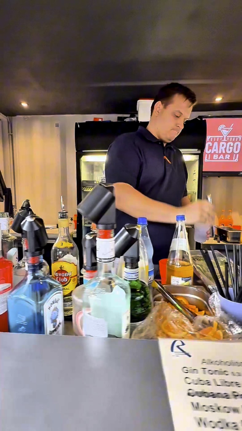 Barkeeper mixt Cocktails in der Cargo Bar
