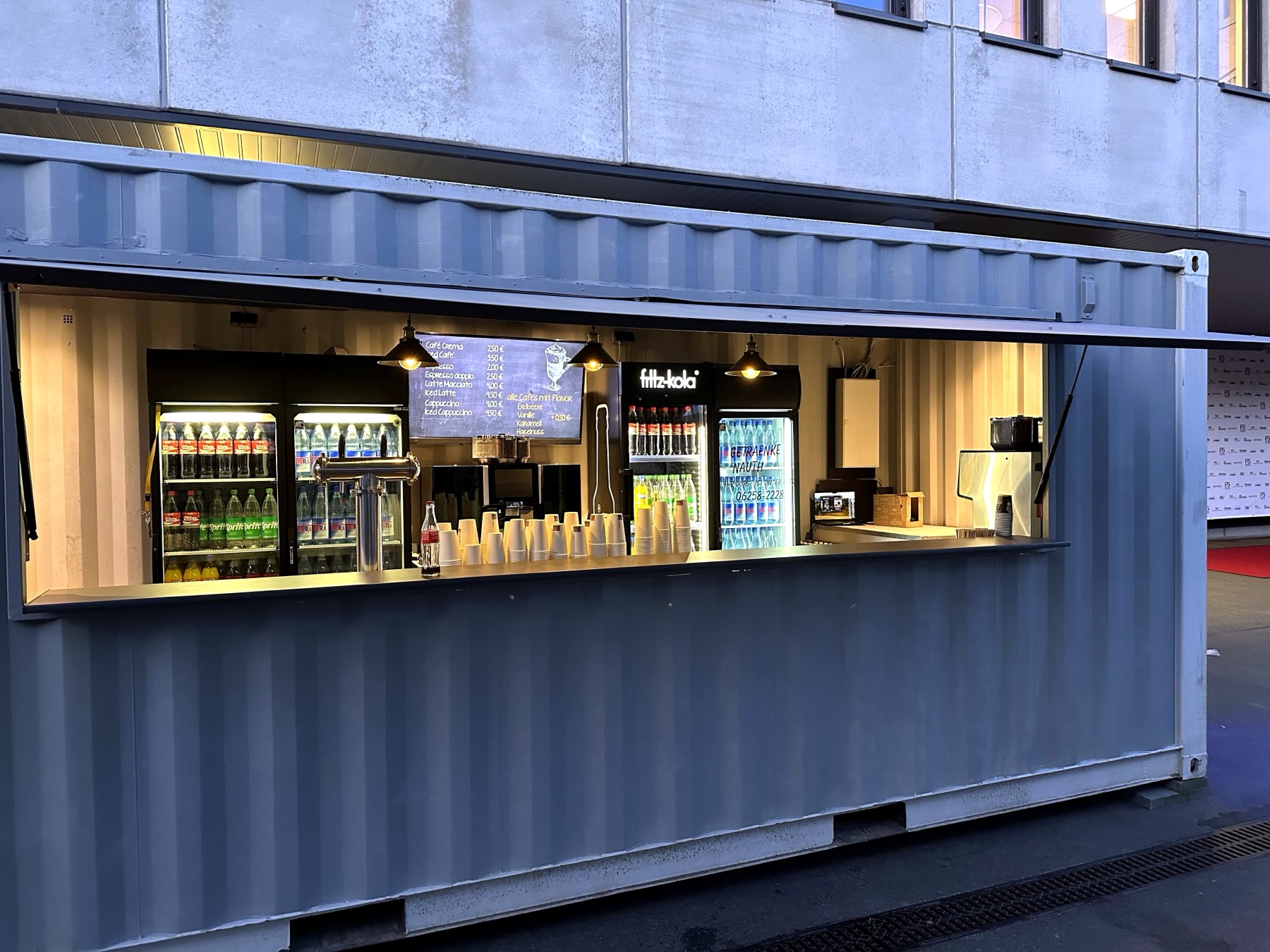 Voll ausgestattete Getränke-Bar im Innenhof bei Dämmerung