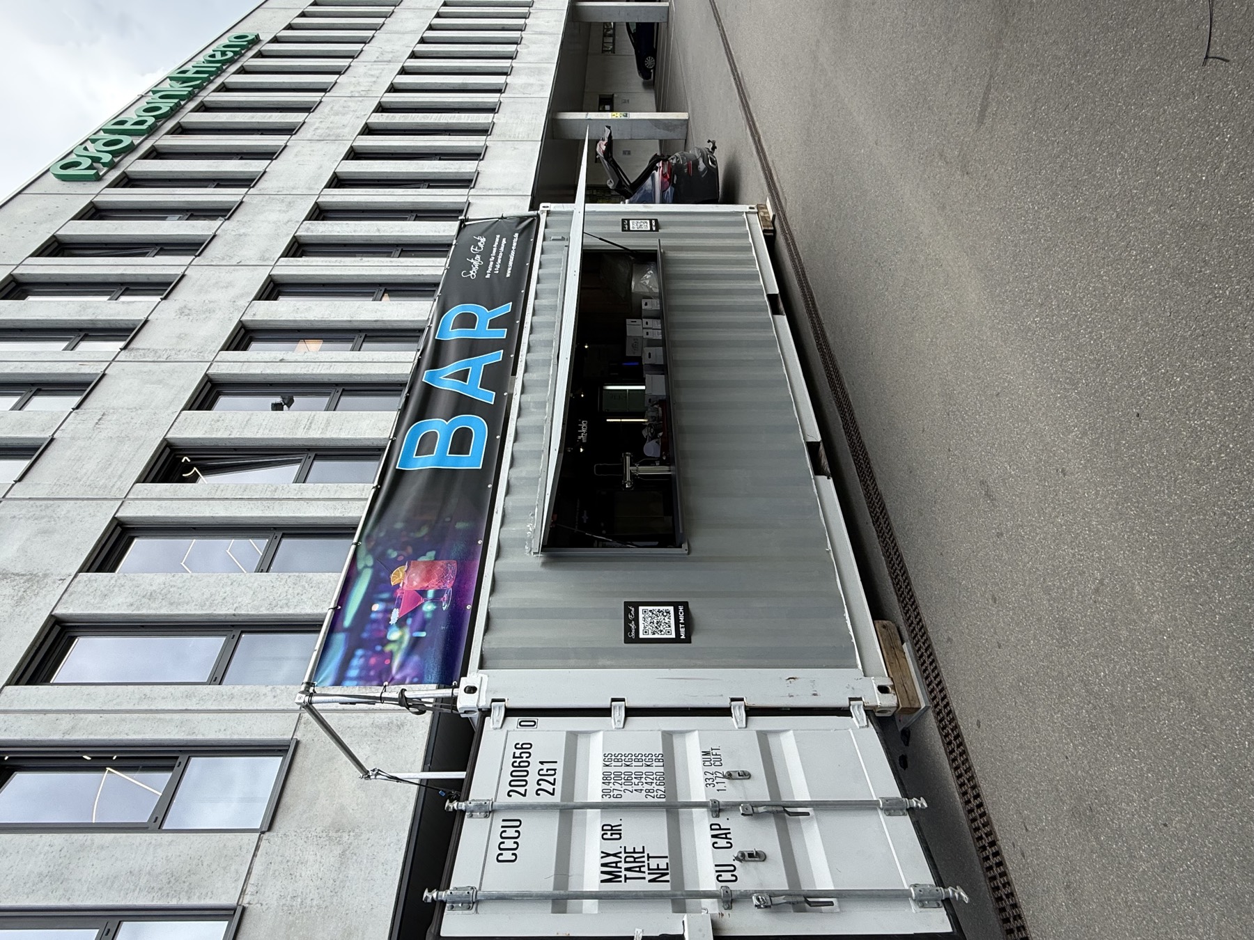 Rooftop-Container-Bar in urbaner Umgebung